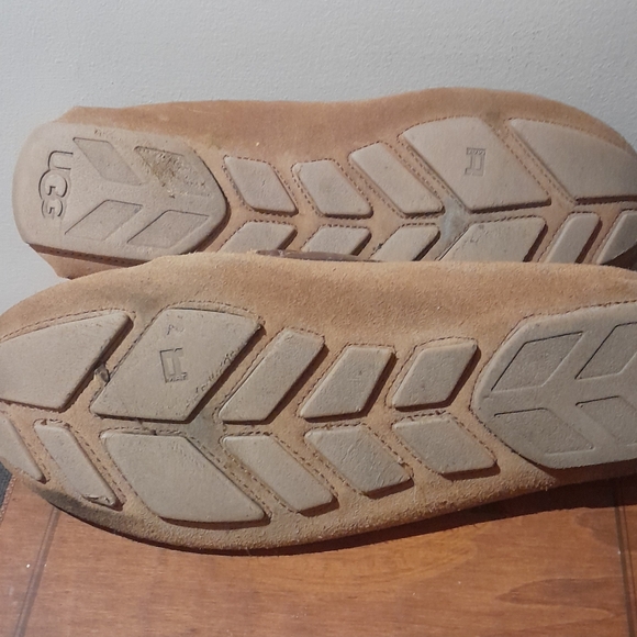 UGG "Marris" suede slip-on driving moccasins.  Tan suede, men's size 10 - Picture 8 of 10